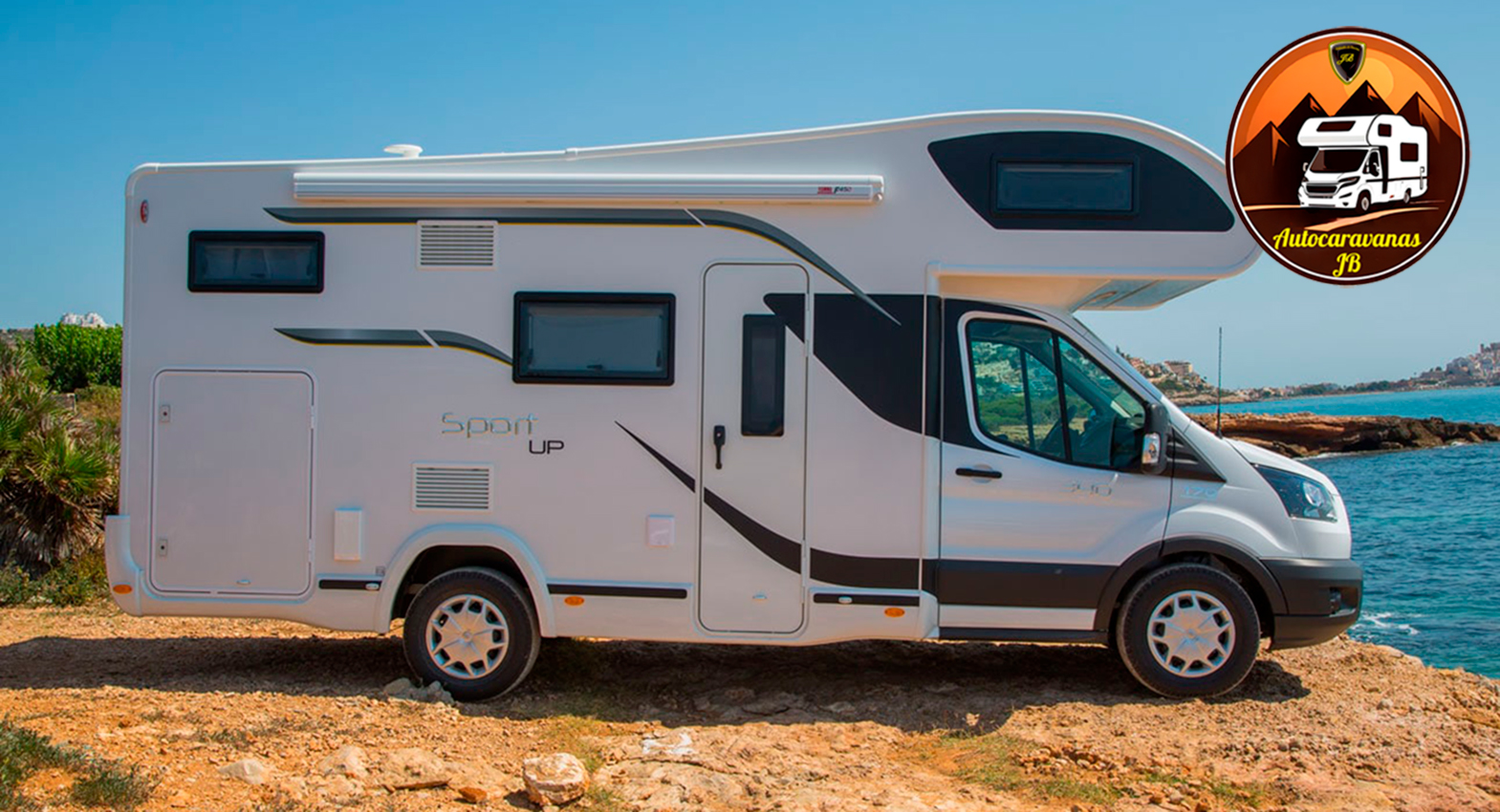 Autocaravana Benimar Sport 340 UP con vistas al mar