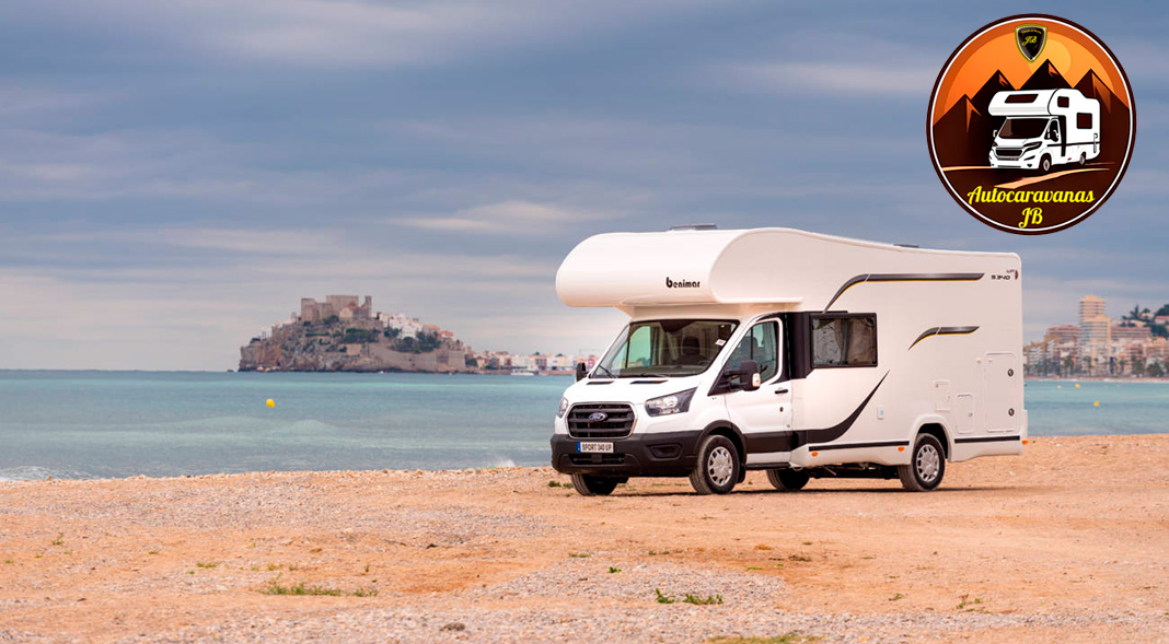 Autocaravana Benimar Sport 340 UP en la playa